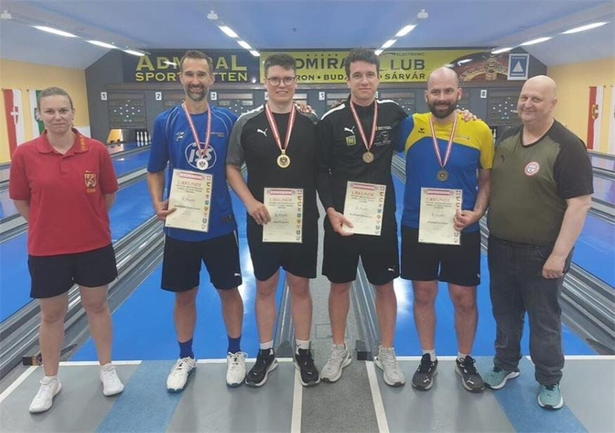 Schiedsrichterin Melanie Hahn (l.) und ÖSKB-Vizepräsident Andreas Lepsi (r.) gratulierten den bestplatzierten Spieler des Classic-Bewerbs der Herren Roman Gerdenitsch (Zweiter), Martin Janits (Sieger), Martin Rathmayer (Dritter) und Patrick Dvorak (Dritter).
