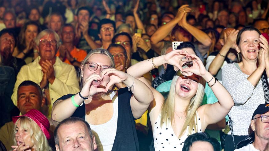 „Schlagerparty“ auf der Seebühne in Mörbisch: " wo Sterne vom Himmel geholt und Herzen zum Schmelzen gebracht werden.