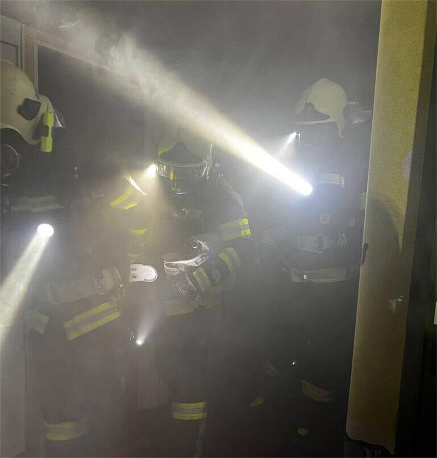 Schlechte Sicht in verrauchten Räumen macht den Einsatz des Atemschutztrupps zur Herausforderung.
