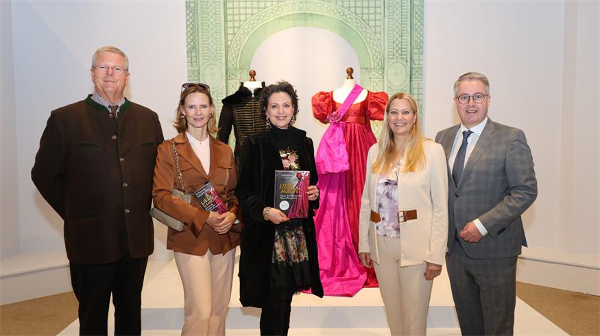 Schlossherr Graf Markus Königsegg-Aulendorf mit Gattin Gräfin Philippa, Kuratorin Katrin Unterreiner, Landesrätin Daniela Winkler und Bürgermeister von Halbturn Markus Ulram