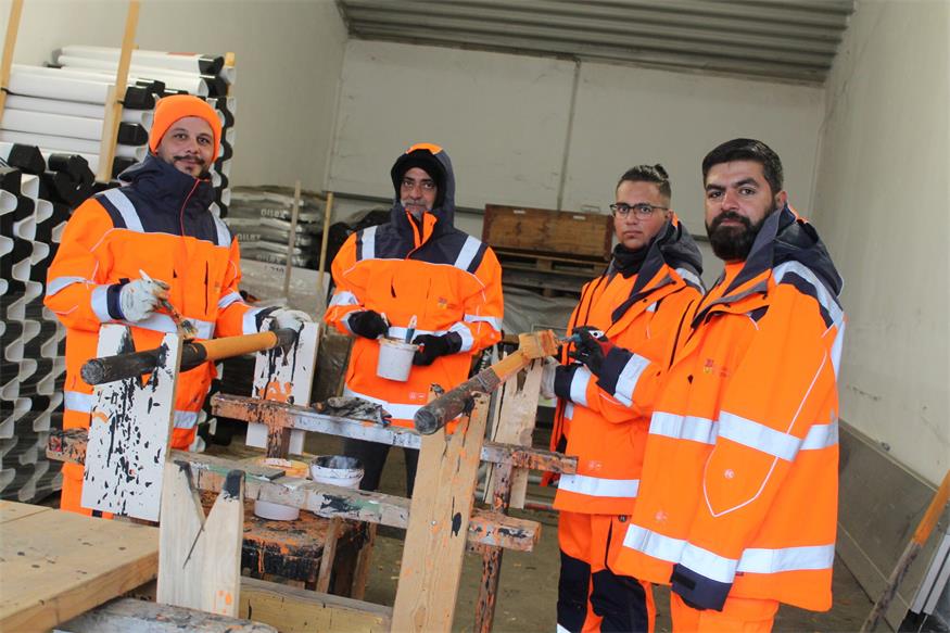 Schneestangen werden fit für den Winter gemacht – ein Teil des Jobs für Zenar, Abas, Shahab und Emrah (v.l.).