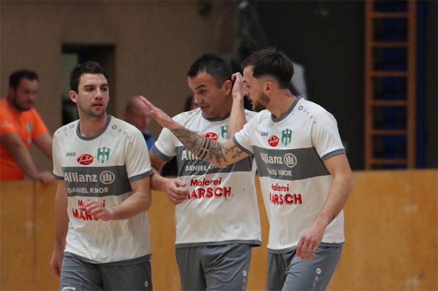 Schnell integriert. Zugang Robert Hötschl (r.) will mit seinen neuen Teamkollegen Michi Marth (l.) und Tomi Liber im Frühjahr aus der bedrohten Zone und dann am besten auch noch für fußballerische Furore sorgen. 