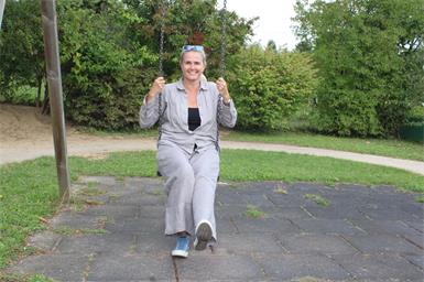 Schon als Kind liebte Tamara Falb die Schaukel im Kindergarten. Heute wäre es ihr als Leiterin des Kindergartens ein besonderes Anliegen, dass der Garten komplett neu gestaltet wird.