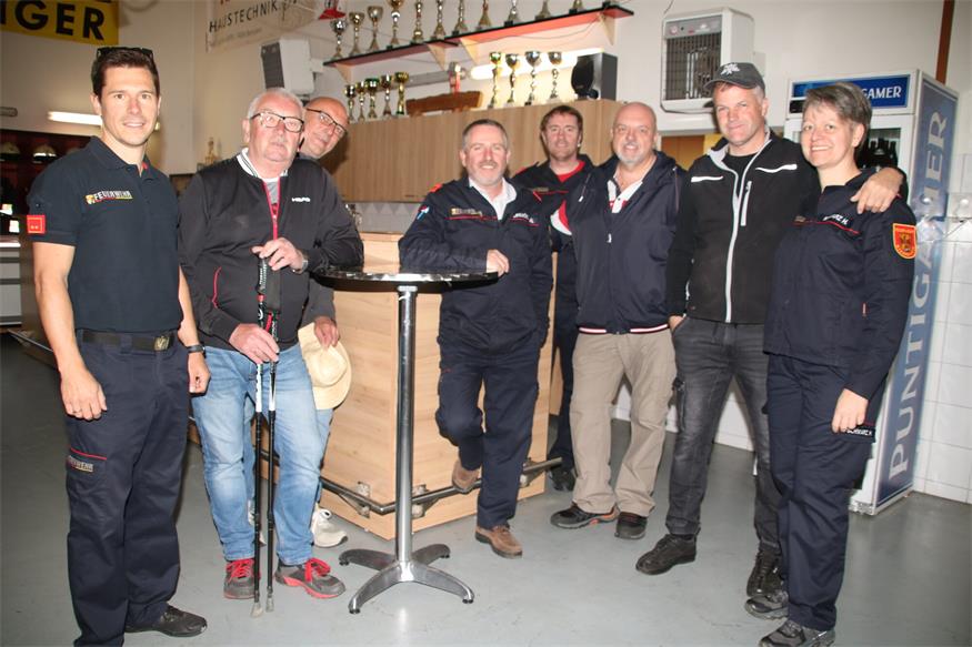 Schon am frühen Morgen herrschte beste Laune im Feuerwehrhaus wie hier in der Runde mit Kommandantstellvertreter Christoph Frühstück, Anton Wilfinger, Johann Kenthol, Kommandant Jürgen Frühstück, Günther Schwarz, Josef Wilfinger, Manfred Frühstück und Heidi Schwarz.