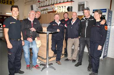 Schon am frühen Morgen herrschte beste Laune im Feuerwehrhaus wie hier in der Runde mit Kommandantstellvertreter Christoph Frühstück, Anton Wilfinger, Johann Kenthol, Kommandant Jürgen Frühstück, Günther Schwarz, Josef Wilfinger, Manfred Frühstück und Heidi Schwarz.
