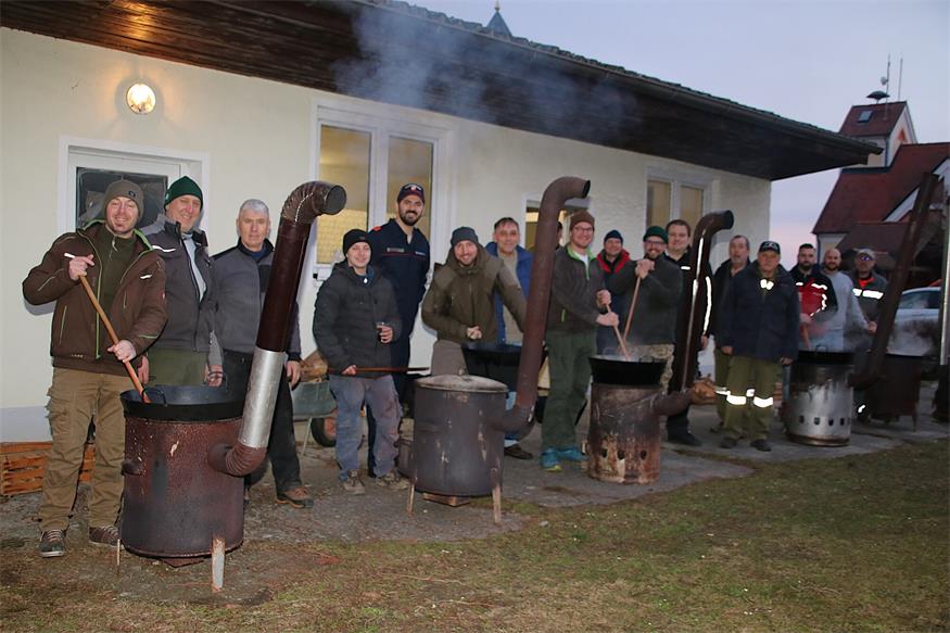 Schon im Morgengrauen standen die Mannen der Feuerwehr rund um Kommandant Manuel Feymann an den Kesseln, um die Grammeln auszulassen. 