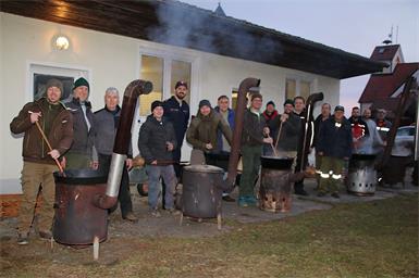 Schon im Morgengrauen standen die Mannen der Feuerwehr rund um Kommandant Manuel Feymann an den Kesseln, um die Grammeln auszulassen. 