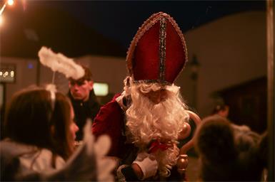 Schon vor dem offiziellen Start des Advents verteilte der Nikolaus in Winden am See kleine Geschenke an die Kinder.