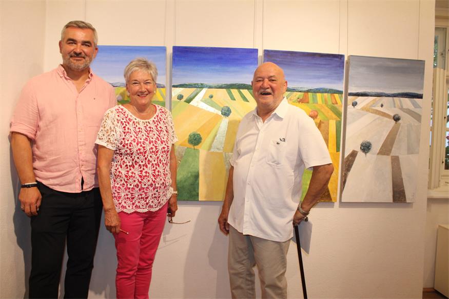 Schon zum 55. Mal sind Harro Pirch und seine Gattin Eva Pirch - im Bild bei der Vernissage im Vorjahr mit Landesrat Heinrich Dorner - Gastgeber der Rabnitztaler Malerwochen.