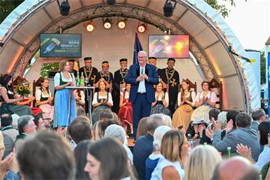 Schon zur Eröffnung begrüßte Bürgermeister Thomas Steiner viele Besucherinnen und Besucher. Fünf Tage lang waren die Wein & Genusstage wieder der Anziehungspunkt in der Innenstadt.