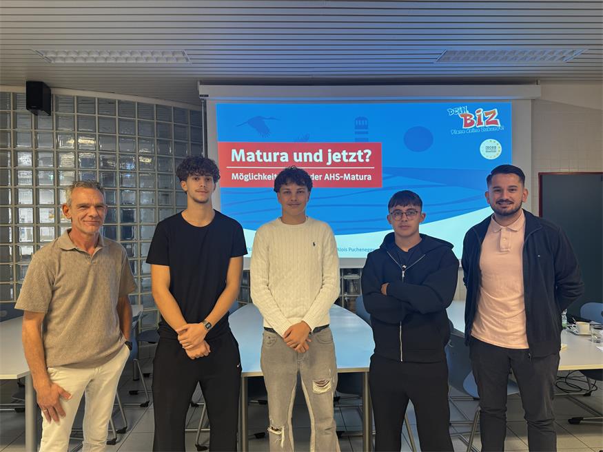 Schüler der 7. Klasse mit den Vortragenden des BIZ-Workshops (BerufsInfoZentrum)