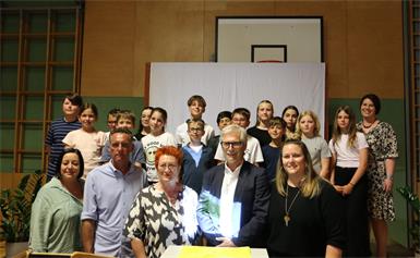 Schüler der Mittelschule Deutschkreutz, Ehrengäste und Schulleiterin Gabriele Eich bei dem Fest "100 Jahre: Von der Bürgerschule zur Mittelschule".