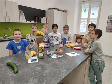 Schüler:innen der Förderklassen der Volkschule beim fairen Frühstück.