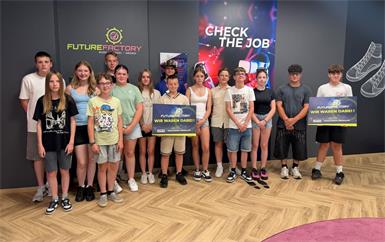 Schülerinnen und Schüler der 3. Klasse der Mittelschule Lockenhaus in der „Future Factory“. 