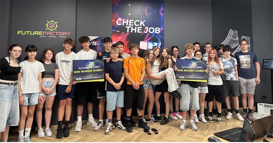 Schülerinnen und Schüler der 3a + 3b-Klasse der MS Schattendorf in der „Future Factory“. 
