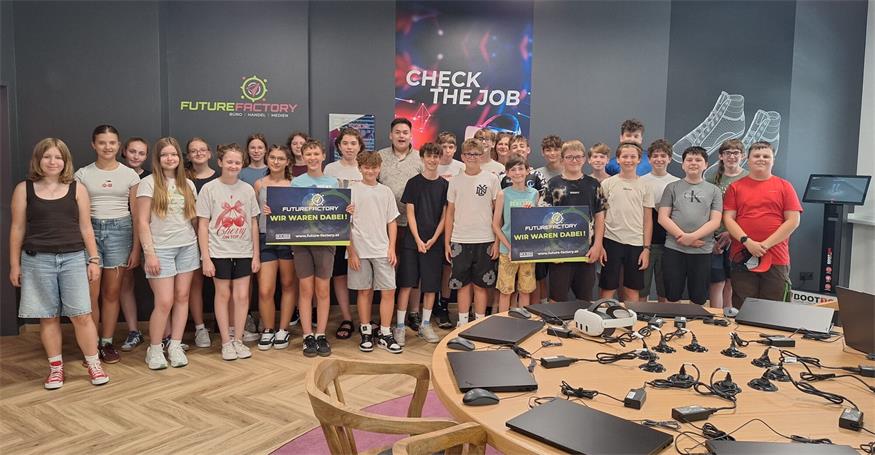 Schülerinnen und Schüler der 3a-Klasse der Mittelschule  Theresianum Eisenstadt bei dem Besuch. 