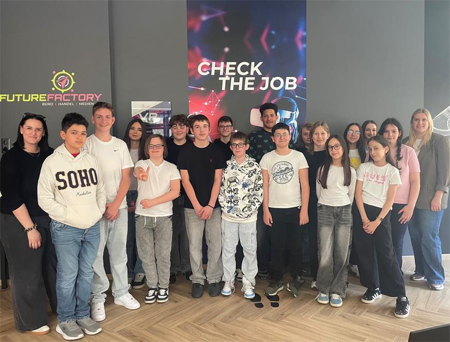 Schülerinnen und Schüler der 3d-Klasse der SMS Neusiedl am See mit den Lehrerinnen Stephanie Denk (l.) und Clara Laubner