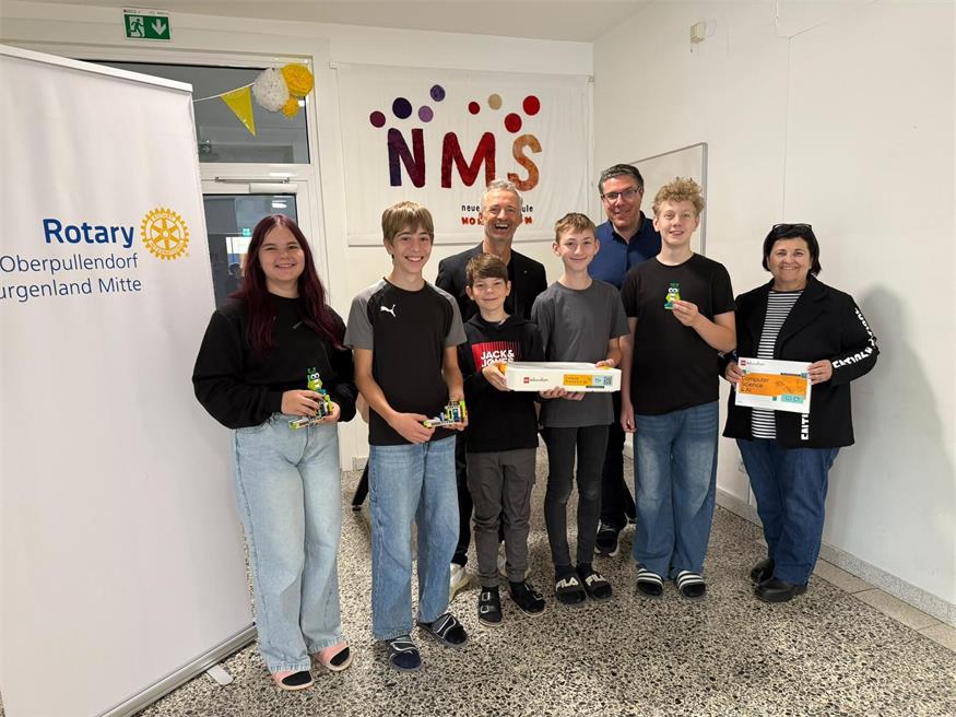 Schülerinnen und Schüler der MS Horitschon freuen sich gemeinsam mit Direktorin Eva Reumann, MINT-Lehrer Michael Lukas und Jürgen Rohrer, Präsident des Rotary Clubs Oberpullendorf – Burgenland Mitte, über den neuen Robotik-Bausatz.