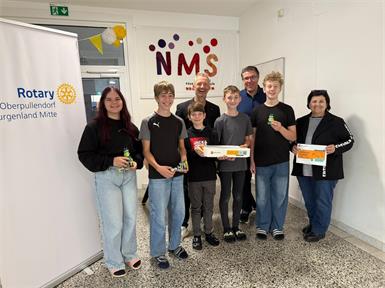 Schülerinnen und Schüler der MS Horitschon freuen sich gemeinsam mit Direktorin Eva Reumann, MINT-Lehrer Michael Lukas und Jürgen Rohrer, Präsident des Rotary Clubs Oberpullendorf – Burgenland Mitte, über den neuen Robotik-Bausatz.