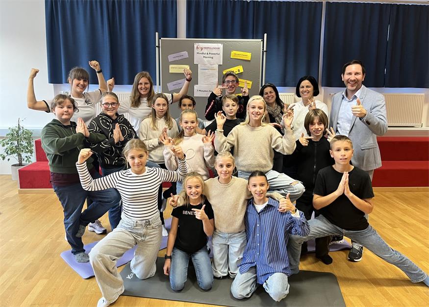 Schülerinnen und Schüler des Gymnasiums Oberpullendorf mit den Mindful- und Powerful-Coaches Sarah Kohlmann und Lena Palatin sowie Irina Zaritsch und Christina Neubauer und Direktor Markus Neuhold.