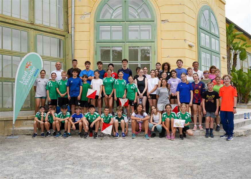 Schülerinnen und Schüler des Gymnasiums Wolfgarten nahmen an der Benefizaktion zugunsten der Caritas teil.