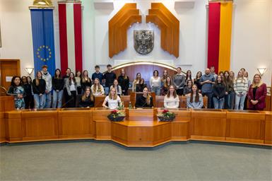 Schülerinnen und Schüler des Pannoneums in Neusiedl am See besuchten den Burgenländischen Landtag und diskutierten mit Landtagspräsidentin Astrid Eisenkopf und Bildungslandesrätin Daniela Winkler.
