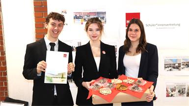 Schülervertreter Dominik Stalanich bot mit Schülervertreterin (und BVZ-Instagram-Star) Isabella Wagner und ihrer Schwester Annemarie selbstgemachte Kekse und die Schulzeitung an.