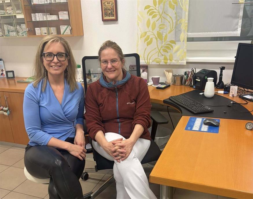 Schulmedizin trifft auf komplementäre Beduftung durch naturreine ätherische Öle: Michaela Eitzenberger (l.) von der Natur-Boutique in Neudörfl mit der Neudörfler Ärztin Dr. Alice Dalsass in ihrer Ordination in Hirm. 