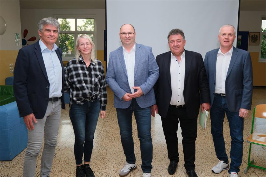 Schulqualitätsmanager Werner Zwickl, Direktorin Bianka Sattler, Wallerner Bürgermeister Ernst Oroszlan sowie Bürgermeister und Vizebürgermeister Pamhagen Josef Tschida und Reinhard Csida.