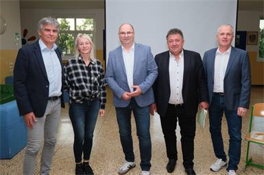 Schulqualitätsmanager Werner Zwickl, Direktorin Bianka Sattler, Wallerner Bürgermeister Ernst Oroszlan sowie Bürgermeister und Vizebürgermeister Pamhagen Josef Tschida und Reinhard Csida.