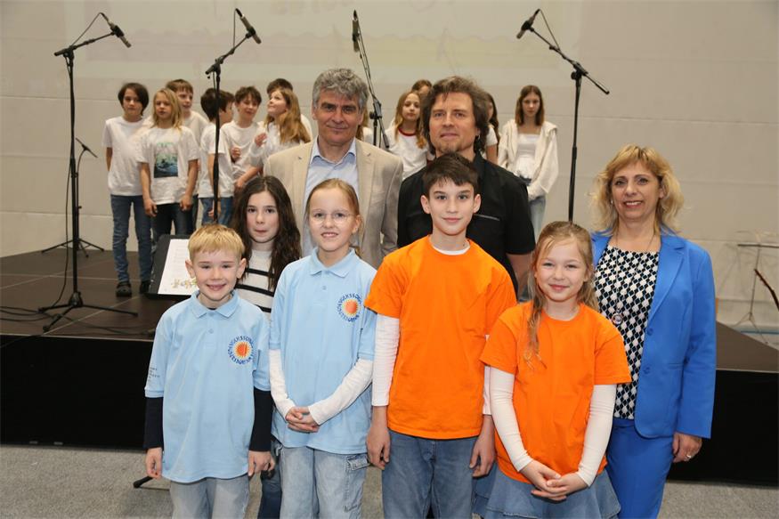 Schulqualitätsmanager Werner Zwickl, Organisator Sascha Colby und Gemeinderätin Gerda Kappel mit engagierten Sängerinnen und Sänger 