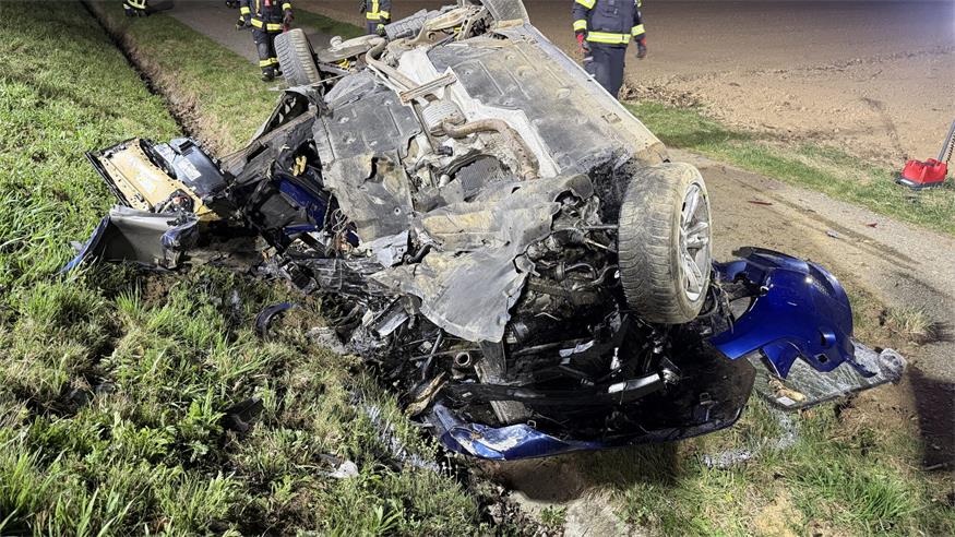 Schwerer Verkehrsunfall auf der B65 PKW touchiert Baum und überschlägt sich