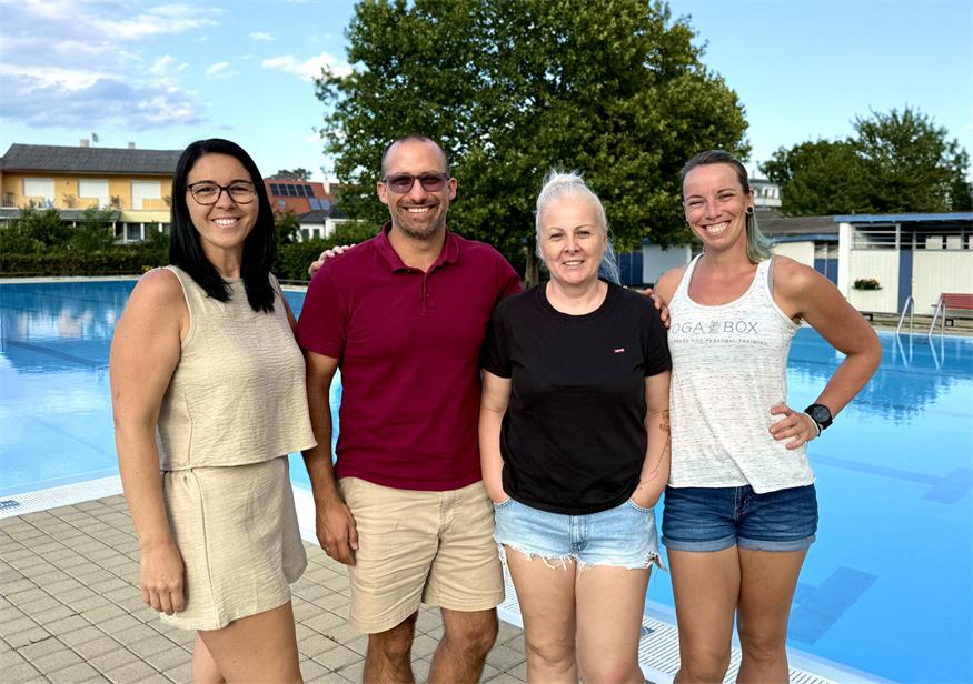 Schwimmbadfreunde vorm Summer Closing 2025 - Nadine Rom, Didi Csitkovics, Anna Szöcs und Iris Schmidt