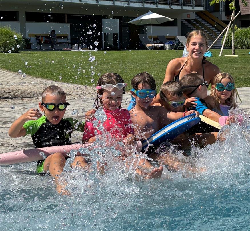Schwimmen zählt zu den wichtigsten Fähigkeiten, die Kinder frühzeitig erlernen sollten.