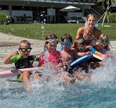 Schwimmen zählt zu den wichtigsten Fähigkeiten, die Kinder frühzeitig erlernen sollten.