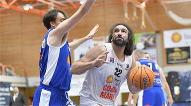 Sead Hadzifejzovic (r.) und die Dragonz setzten sich gegen die Gunners mit Victor Seales (l.) durch.