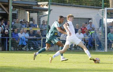 Sebastian Bruck (r.) und der USV Halbturn konnten den SC Neusiedl (l. Tomas Bockay) nicht knacken.