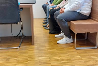 Sechs Angeklagte saßen rechts, fünf weitere auf der linken Anklagebank.