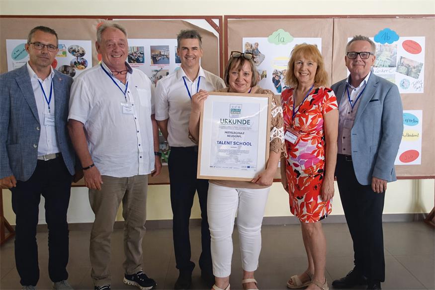 Seit vier Jahren ist die Mittelschule Neudörfl mit Direktorin Karin Sinawehl Teil des interreg-Projekts „Talent School – A Competent Border Region“. Am Donnerstag fand die Verleihung der Urkunde im Rahmen einer Festveranstaltung statt. Harald Horvath (Wirtschaftsagentur Burgenland), Bürgermeister Dieter Posch, Roman Wappl  (Wirtschaftsagentur Burgenland), Direktorin Karin Sinawehl, Schulqualitätsmanagerin (SQM) Mag. Michaela Seidl, Mag. Franz Bock (Leiter der Bildungsregion Nord, Bildungsdirektion Burgenland).