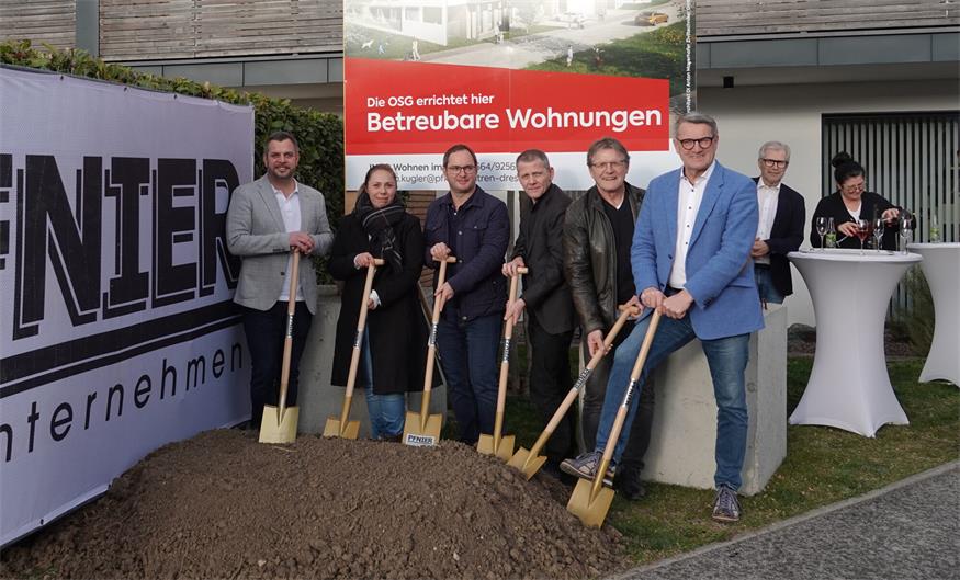 Seniorenwohnungen entstehen. Pflegezentren Drescher-Geschäftsführer Franz Drescher, Vizebürgermeisterin Stefanie Kautz, Bürgermeister Markus Landauer, Pfnier Bau-Geschäftsführer Frank Pfnier, Architekt Anton Mayerhofer und OSG-Obmann Alfred Kollar beim Spatenstich.