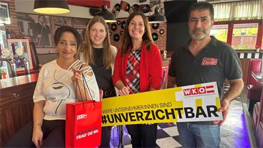 Serife Dogan, Wirtschaftskammer-Regionalstellenleiterin Evelyn Zarits, Wirtschaftskammer-Regionalstellenobfrau Melanie Eckhardt und Ercan Dogan im „Emir's Diner“.