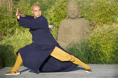 Shaolin-Großmeister Shi Yan Liang aus China vermittelt Künste des Tai-Chi, Qi-Gong, Kung-Fu und der Chan-Meditation.