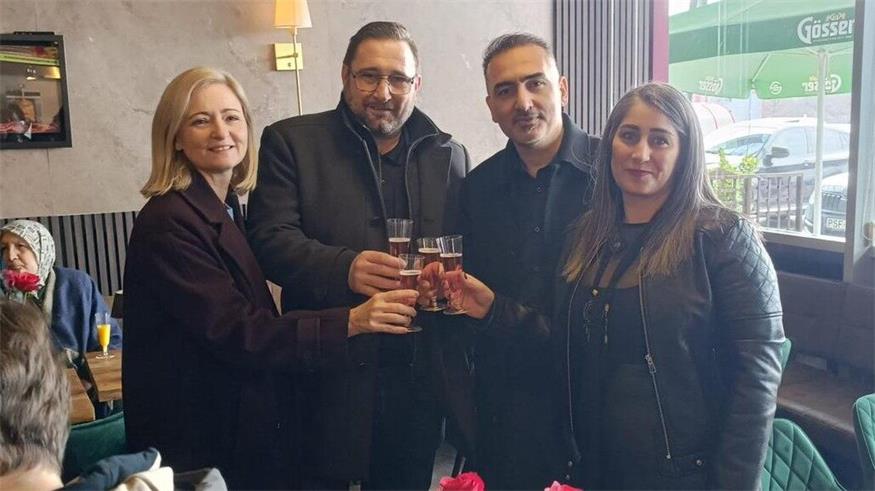 Siegendorfs Bürgermeisterin Rita Stenger mit Richard Frank, Bürgermeister aus Klingenbach, und den Lokalbesitzern Mesut und Sunay Aslan (v.l.).