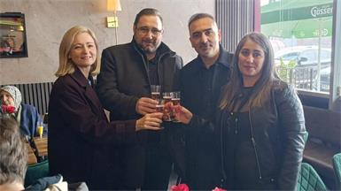 Siegendorfs Bürgermeisterin Rita Stenger mit Richard Frank, Bürgermeister aus Klingenbach, und den Lokalbesitzern Mesut und Sunay Aslan (v.l.).