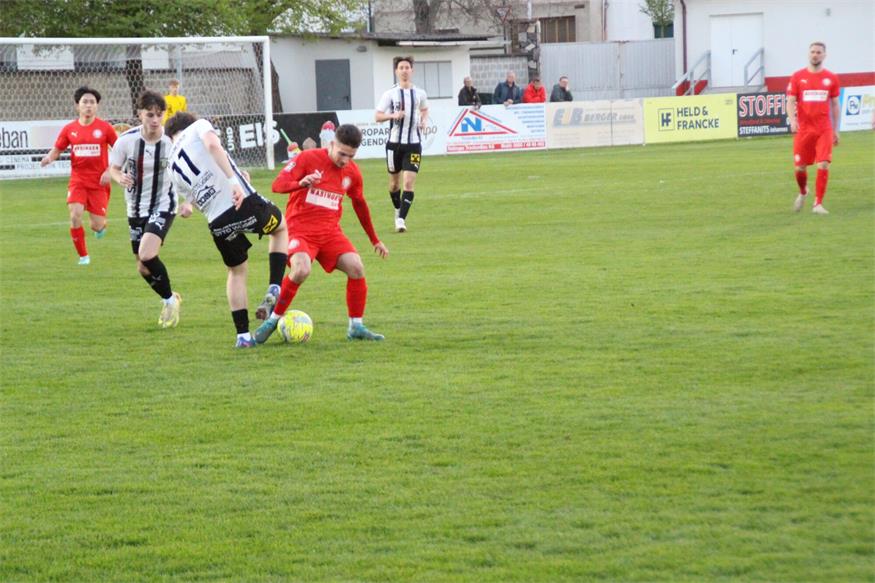 Siegendorfs Linksverteidier Tamas Bedics (r.) setzte sich gegen Neudorf und Lorenz Gollowitzer glatt durch 