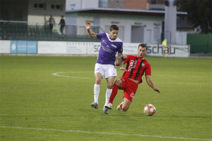 Siegendorfs Spielertrainer Dominik Wydra (re.) hält bei acht Gelben Karten, fünf davon sah er im Dress von Parndorf
