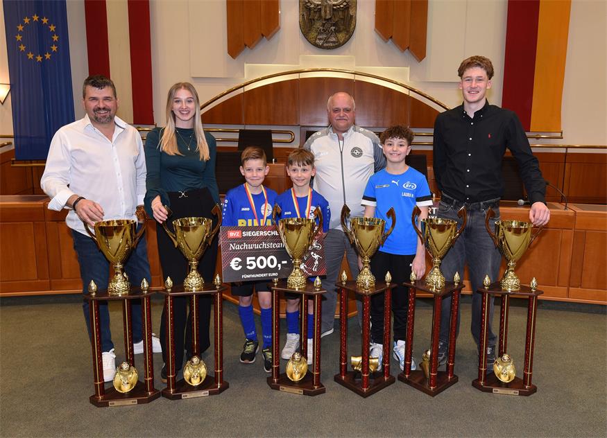 Sieger unter sich: Rene Strobl (Trainer des Jahres), Linda Buchta (Sportlerin des Jahres), Louis Bierbaum und Martin Lambert (Kapitäne der U10 SPG Leithaauen A, Nachwuchsteam des Jahres), Hans Fischer (Gute Seele des Jahres), Laura Horvath (Nachwuchsstar des Jahres) und Christian Pahr (Sportler des Jahres, v.l.).
