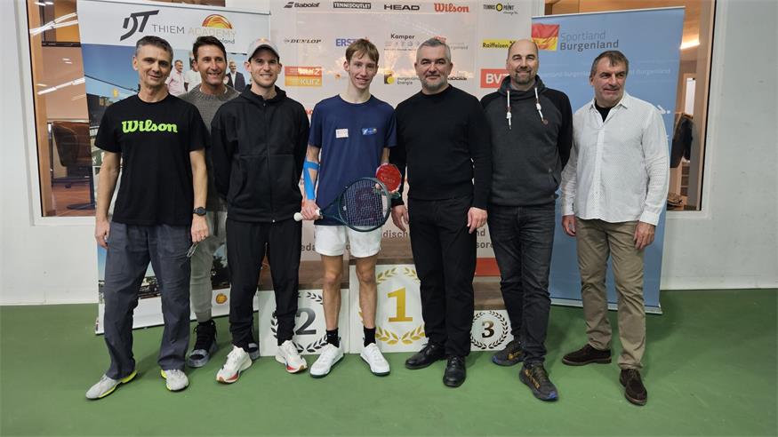 Siegerehrung der Thiem Academy Burgenland Open: Turnierdirektor Juri Krocsko, Akademie-Leiter Wolfgang Thiem, Mentor Dominic Thiem, Burschen-Champ Jan Hemetzberger, Sportlandesrat Heinrich Dorner, Akademie-Manager Bernd Solga und BTV-Präsident Günter Kurz (v.l.). 