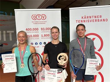 Siegerin Katja Schindler (Mitte) mit der Finalgegnerin Johanna Nösslböck (r.) und der Dritten Mavie Maierhofer (l.).