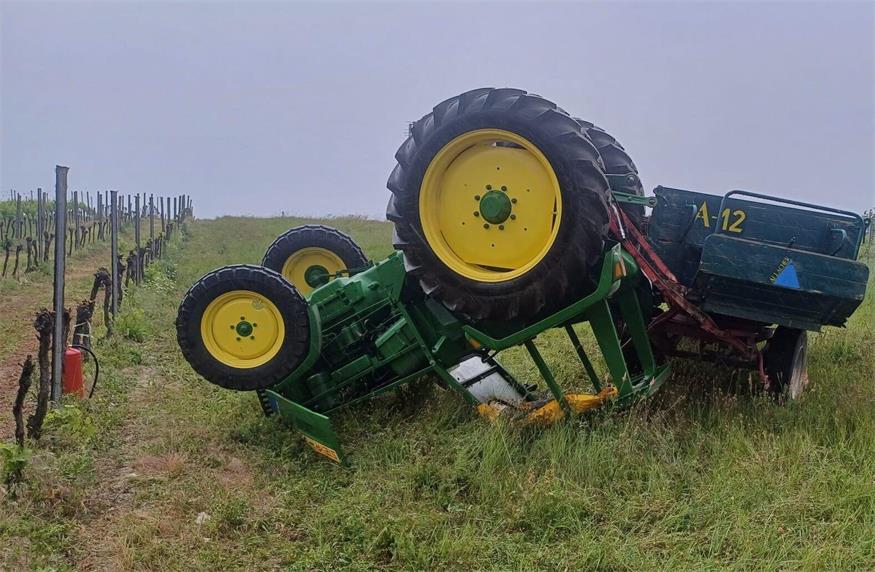 Sieht man auch nicht alle Tage: Ein umgekippter Traktor neben einem Weingarten in Mönchhof.